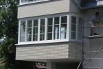 Balkon mit Fliesen verkleidet